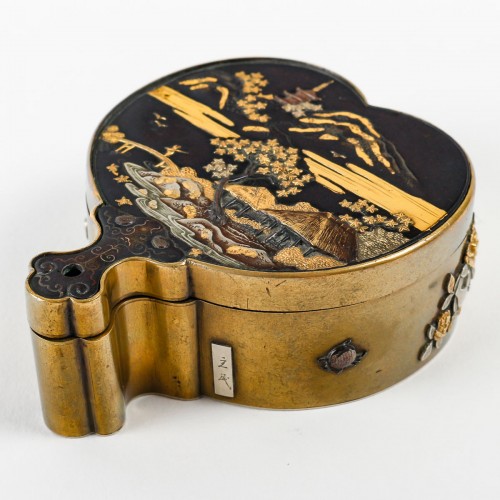 19th century - Original Small Covered Metal Box In The Shape Of A Fan