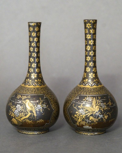 Japanese bronze pair of vases in Nuno-me zô-gan - Asian Works of Art Style 