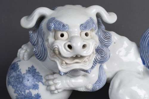 Imposant shishi en porcelaine d'Hirado - Arts d