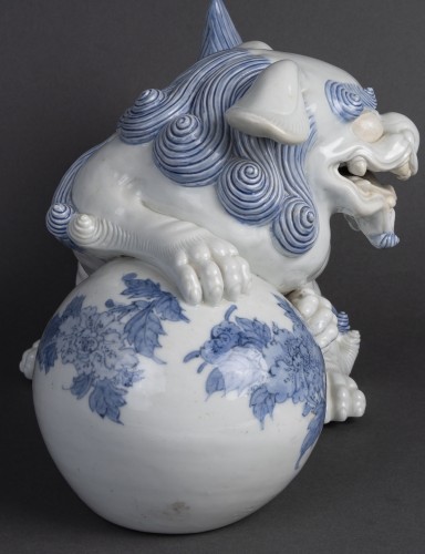 Imposant shishi en porcelaine d'Hirado - Tora Tori