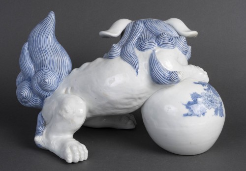 XIXe siècle - Imposant shishi en porcelaine d'Hirado
