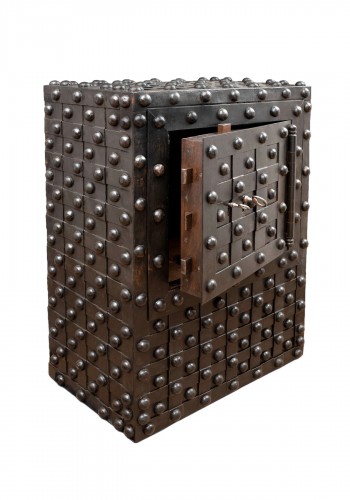 Northern Italian / French hobnail safe