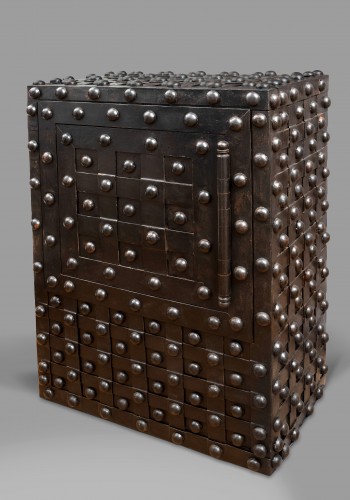 Northern Italian / French hobnail safe - 