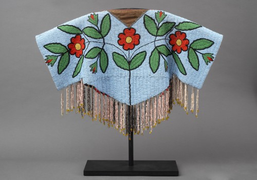 A Yoke Lakota fully glass beaded, Plain Indians (Lakota) Ca 1900-1930 - 