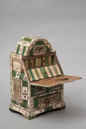 Mobilier Cabinet & Coffre - Secrétaire miniature Russe en os - 18ie siècle