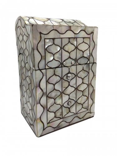 A Peruvian or Mexican mother-of-pearl casket