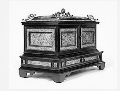 Antiquités - AN IMPRESSIVE LARGE GERMAN COFFER