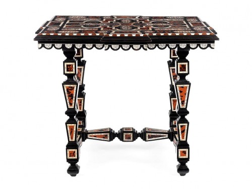 An italian or spaanish center table of the late 19th century - Furniture Style Napoléon III