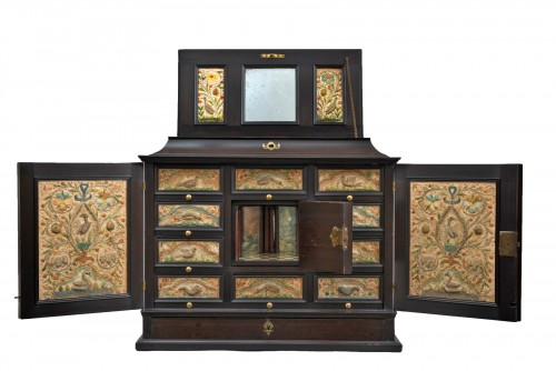 AN ANTWERP COLLECTOR&#039;S CABINET