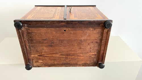 Antiquités - An Augsburg table cabinet