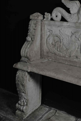 Banc en marbre de Carrare magnifiquement décoré, Toscane XVIIe siècle - Uwe Dobler Interiors