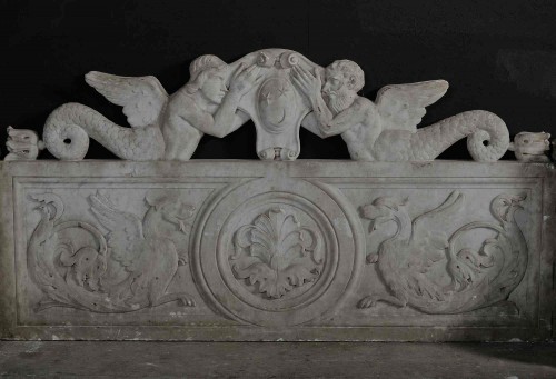 XVIIe siècle - Banc en marbre de Carrare magnifiquement décoré, Toscane XVIIe siècle
