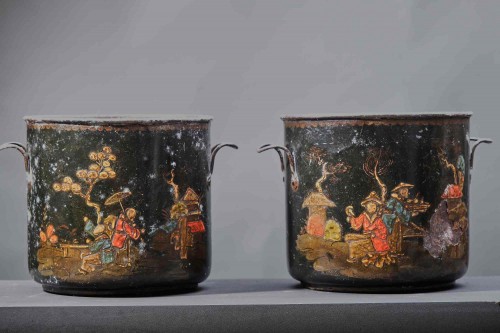 Paire de cache-pots chinoise en tôle laquée, France milieu du 18e siècle - Uwe Dobler Interiors
