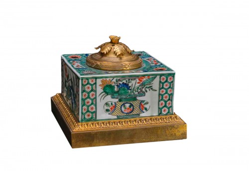 Neoclassical gilted bronze Inkwell With chinese Porcelain, England ca 1800