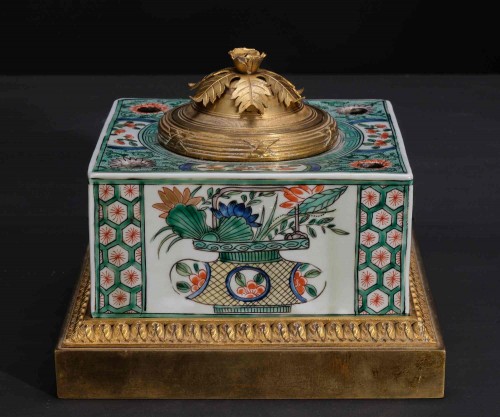 Neoclassical gilted bronze Inkwell With chinese Porcelain, England ca 1800 - Decorative Objects Style Restauration - Charles X