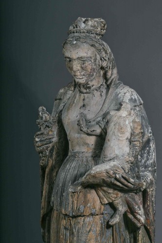 Renaissance - Virgin In Limestone Stone With Remains Of Old Colors, Probably Burgundy, 16
