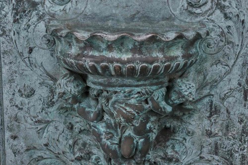 Panneau de bronze décoratif avec une jardiniére en coquillages, Angleterre vers 1830 - Uwe Dobler Interiors