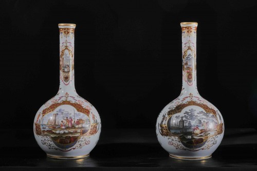 Céramiques, Porcelaines  - Paire de vases bouteilles, marque sous glaçure "Augustus Rex", probablement Saxe 19e