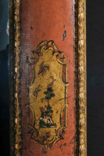 Miroir vénitien vers 1740 en laque rosé avec décor arte povera - Uwe Dobler Interiors