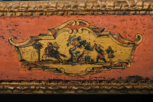 Miroir vénitien vers 1740 en laque rosé avec décor arte povera - Louis XIV