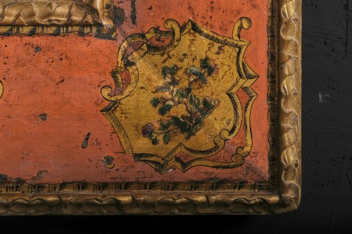 Louis XIV - Miroir vénitien vers 1740 en laque rosé avec décor arte povera