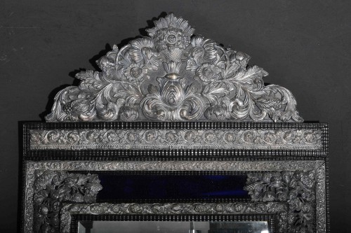 Miroirs, Trumeaux  - Grand miroir à parclose en laiton repoussé et argenté, France 19e siècle