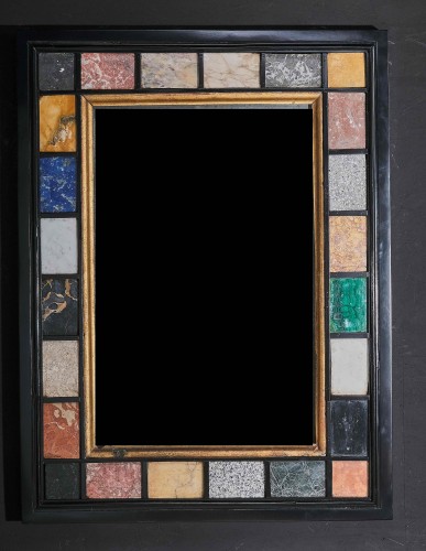 Miroirs, Trumeaux  - Paire de miroirs en marbre et incrustations de pierres semi-précieuses, Italie 19e siècle