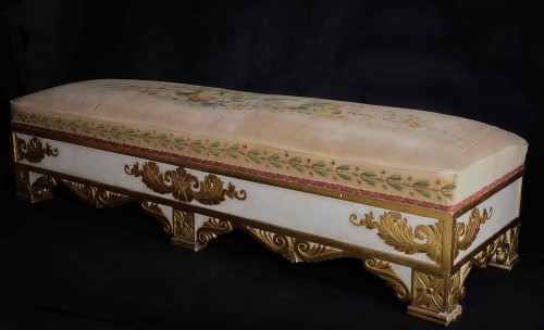 Grande banquette avec décoration en relief, Italie début 19e siècle - Sièges Style Restauration - Charles X