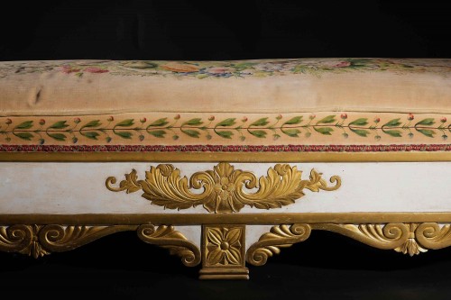 Grande banquette avec décoration en relief, Italie début 19e siècle - Uwe Dobler Interiors