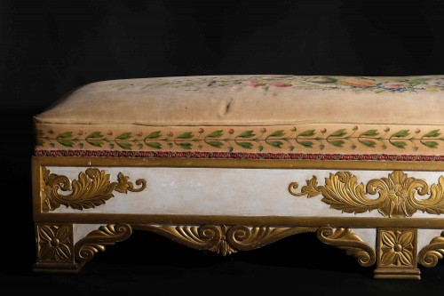 XIXe siècle - Grande banquette avec décoration en relief, Italie début 19e siècle