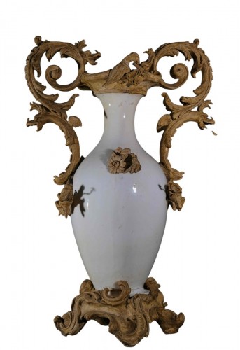 Grand vase en faïence avec décor en stuc, Italie fin du XVIIIe siècle