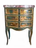 Petite commode laquée avec des scènes chinoises, Piémont XVIIIe siècle
