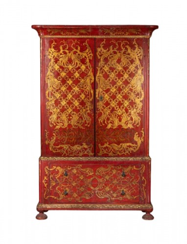 Armoire à deux corps en laque rouge avec des décorations doré, Venise vers 1750