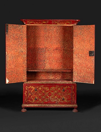 Two-part Red Lacquered Cabinet With Gilt Decorations, Venice Circa 1750  - Furniture Style Louis XIV