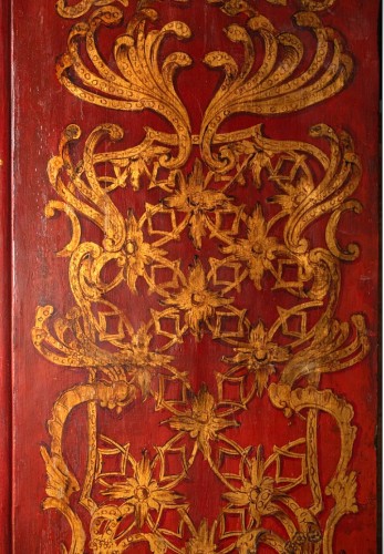 Two-part Red Lacquered Cabinet With Gilt Decorations, Venice Circa 1750  - 