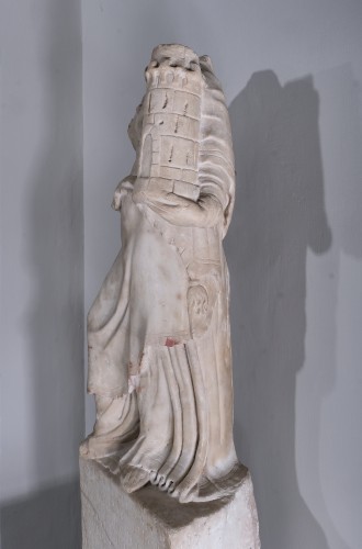 Statue de Sainte Barbe en marbre blanc, Italie, daté 1539 - Uwe Dobler Interiors