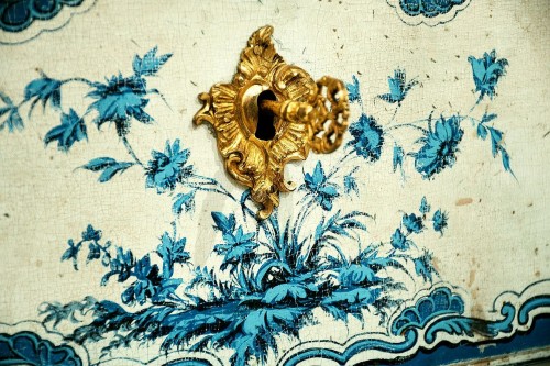 A blue and white painted piedmontese commode, ca. 1750 - 