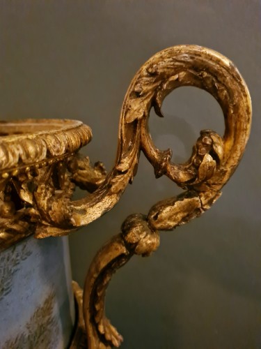 Paire des Vases en bois sculpté et doré avec des cachepots en Tôle Peint, Rome 1780 - Uwe Dobler Interiors