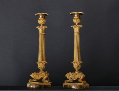 XIXe siècle - Paire de bougeoirs en bronze doré, France début 19ie