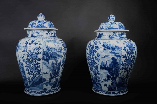 Pair Of Kangxi Monumental Lidded Vases, Blue And White Decor, China Circa 1 - Asian Works of Art Style 
