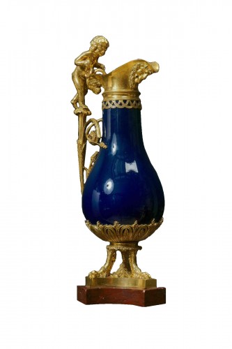 Aiguière Louis XVI en porcelaine de Paris et bronze attribuée à Pierre Gouthière
