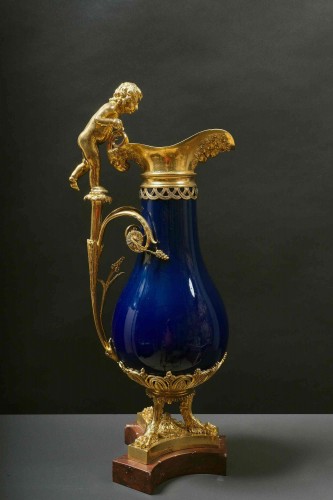 Aiguière Louis XVI en porcelaine de Paris et bronze attribuée à Pierre Gouthière - Objet de décoration Style Directoire