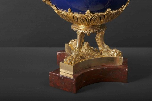 Directoire - Aiguière Louis XVI en porcelaine de Paris et bronze attribuée à Pierre Gouthière