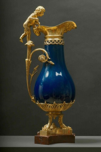 Antiquités - Aiguière Louis XVI en porcelaine de Paris et bronze attribuée à Pierre Gouthière