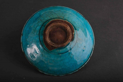 Plate with turquoise background painted in ancient Persian, Ar-Raqqa, 17th  - Porcelain & Faience Style 