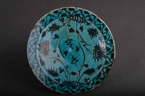 Céramiques, Porcelaines  - Assiette à fond turquoise peinte en persan ancien, Ar-Raqqa, XVIIe siècle