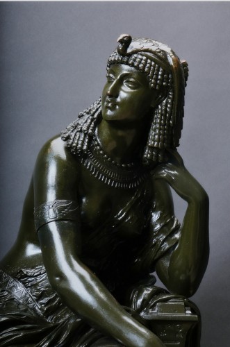 Cléopâtre, grande statue en bronze patiné fin 19e - Uwe Dobler Interiors