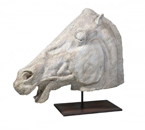 Tête de cheval en stuc vers 1920 d'après la tête de cheval du char de la déesse lunaire Séléné, Paris