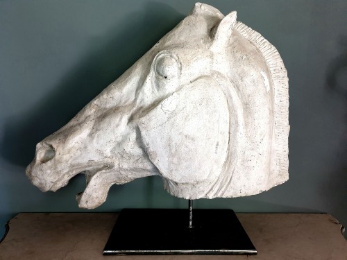Tête de cheval en stuc vers 1920 d'après la tête de cheval du char de la déesse lunaire Séléné, Paris - Uwe Dobler Interiors