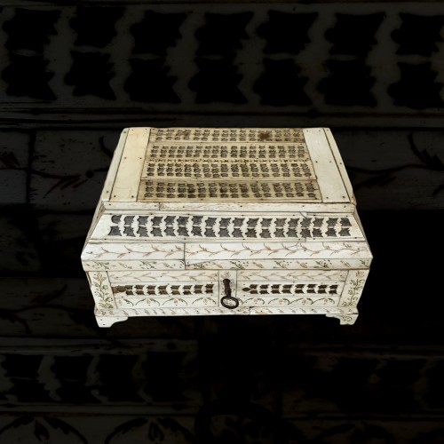 Objects of Vertu  - A Russian bone and wood casket, XIX Siecle